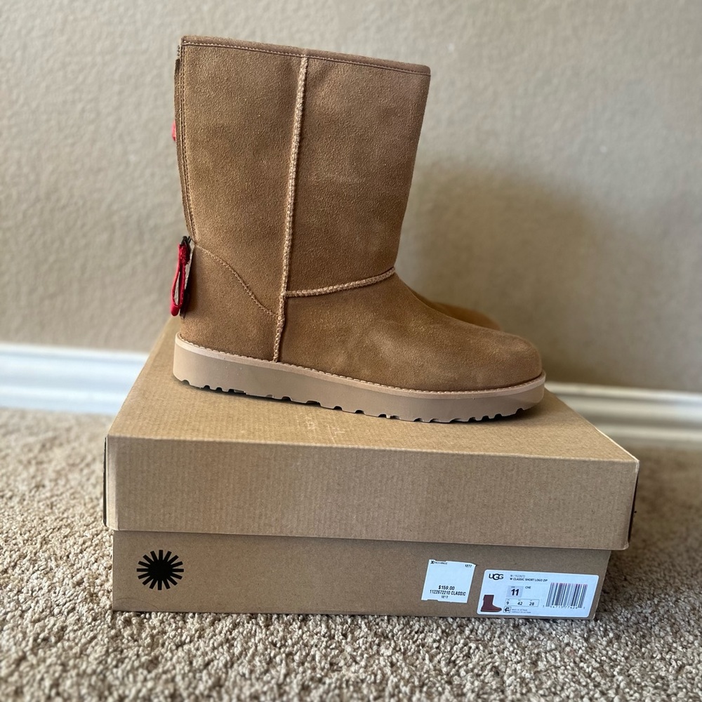 UGG® Classic Short Logo Zip